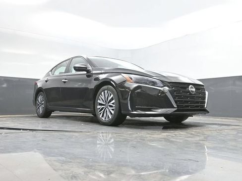 Used 2025 Nissan Altima 2.5 SV FWD image 48