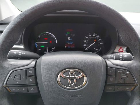 Used 2024 Toyota Sienna LE image 16