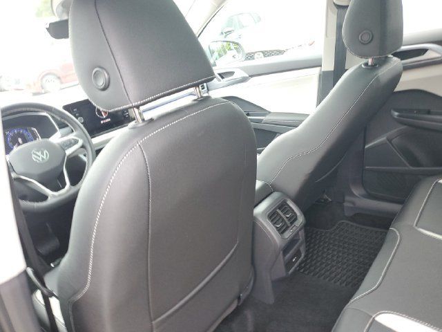 Used 2025 Volkswagen Taos SEL AWD/4WD image 14