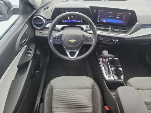 Used 2025 Chevrolet Trax LT w/ LT Convenience Package FWD image 17