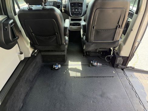 Used 2018 Dodge Grand Caravan SXT FWD image 17