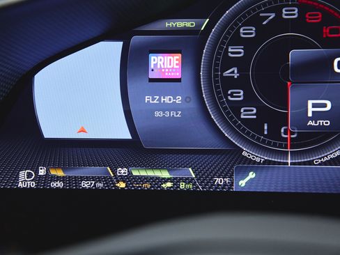 Used 2023 Ferrari SF90 Spider image 18