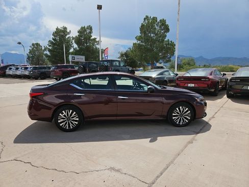 Used 2024 Nissan Altima 2.5 SV FWD image 4