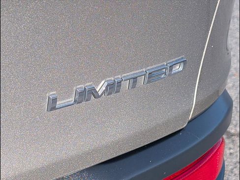 Used 2017 Jeep Cherokee Limited image 18