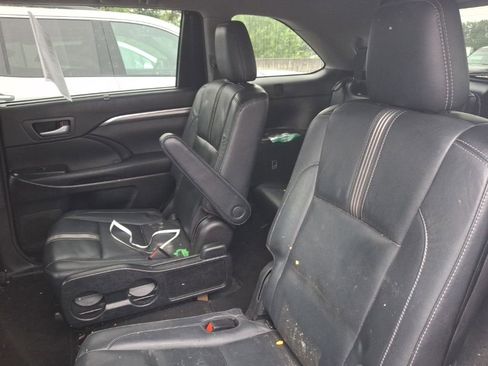 Used 2017 Toyota Highlander SE FWD image 10