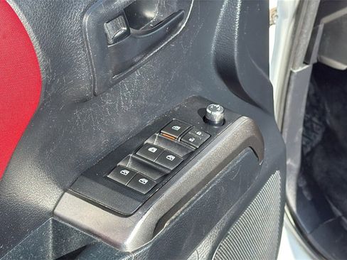 Used 2018 Toyota Tacoma SR5 image 9