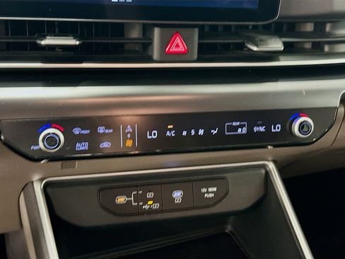 Used 2026 Kia Carnival FWD image 24