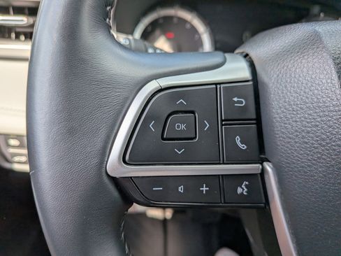 Used 2023 Toyota Highlander XLE AWD/4WD image 16