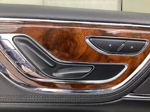 Used 2017 Lincoln Continental Select image 37