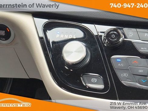 Used 2023 Chrysler Pacifica Touring-L image 11