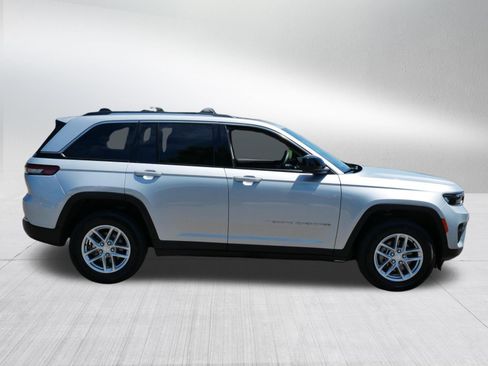 Used 2023 Jeep Grand Cherokee Laredo X AWD/4WD image 8