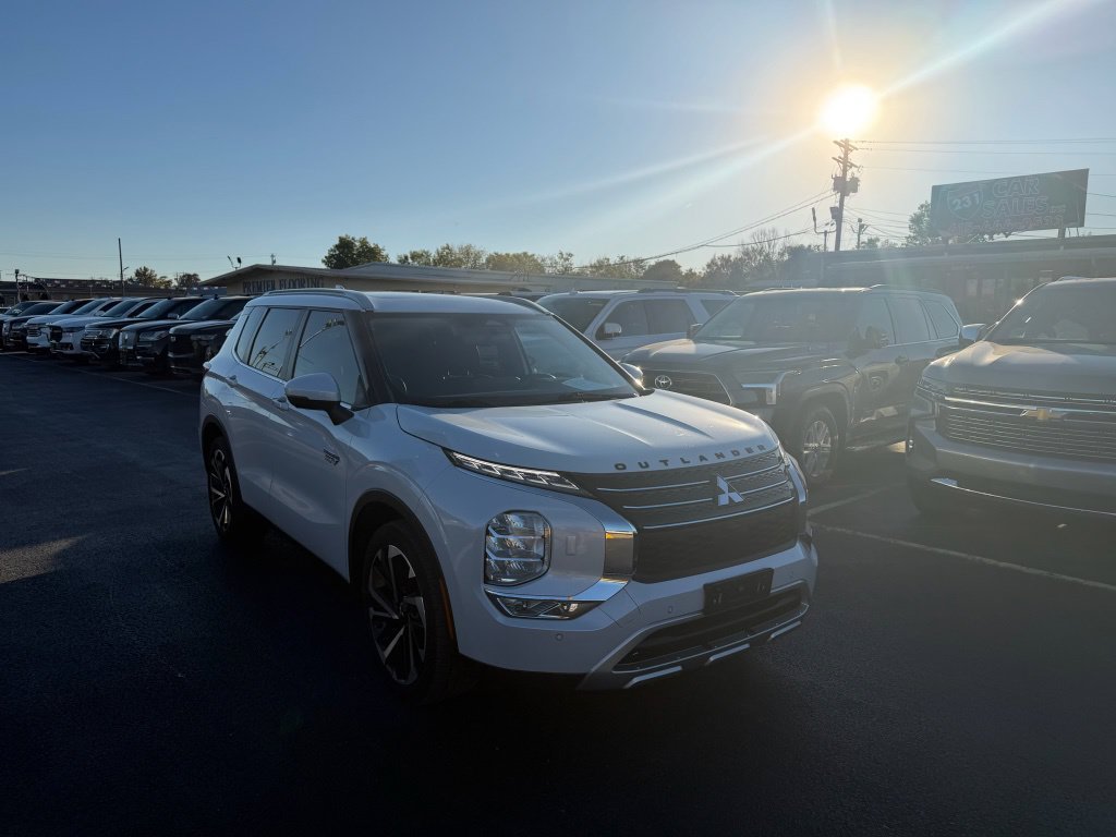 Used 2024 Mitsubishi Outlander 4WD Plug-In Hybrid image 1