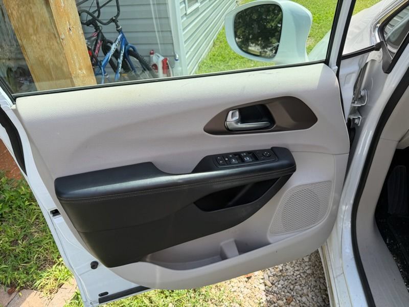 Used 2017 Chrysler Pacifica Touring-L FWD image 16