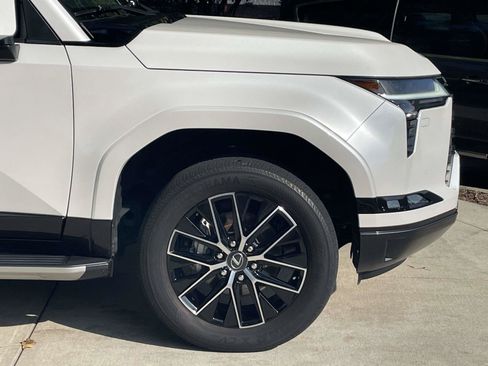 Used 2024 Lexus GX 550 w/ Accessory Package (Z1) AWD/4WD image 12