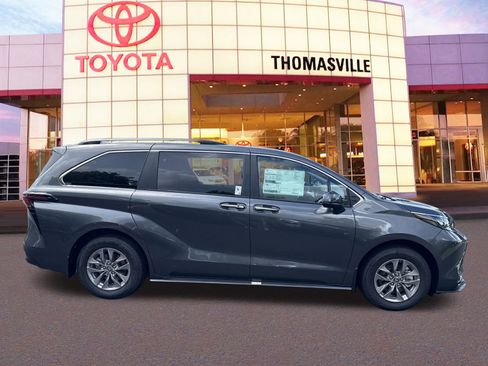 New 2025 Toyota Sienna XLE image 4
