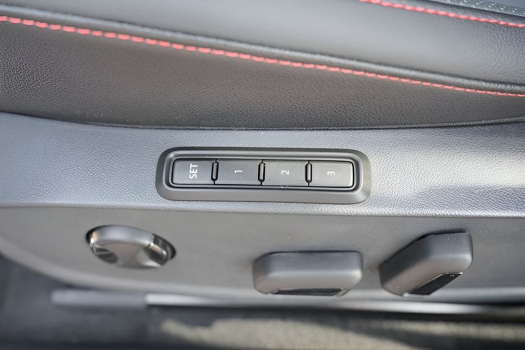 Used 2025 Volkswagen Jetta GLI Autobahn FWD image 23