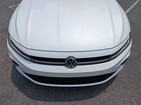 Used 2025 Volkswagen Jetta SE w/ Sunroof Package FWD image 12