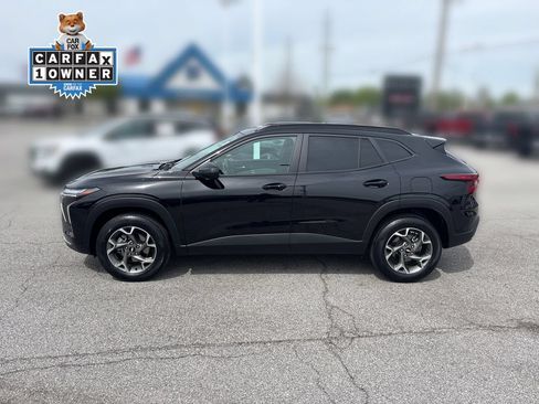 Used 2025 Chevrolet Trax LT w/ LT Convenience Package FWD image 2