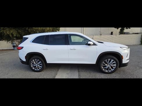 Used 2025 Buick Enclave Preferred FWD image 3