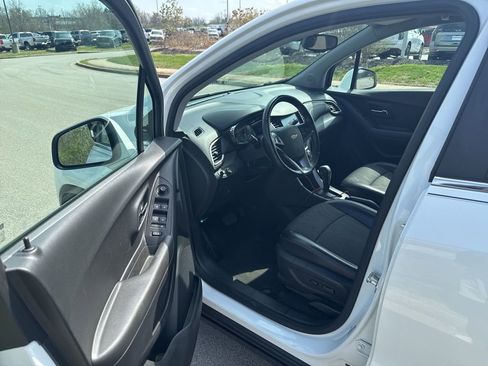 Used 2017 Chevrolet Trax LT w/ LT Convenience Package image 5