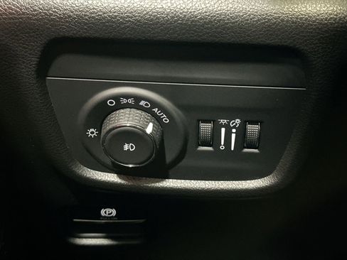 Used 2023 Jeep Grand Cherokee Overland w/ Luxury Tech Group IV image 18