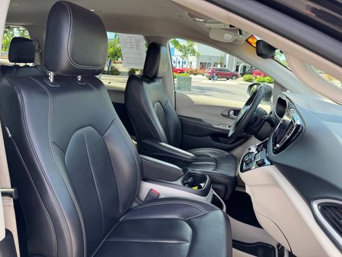 Used 2023 Chrysler Pacifica Touring-L FWD image 33