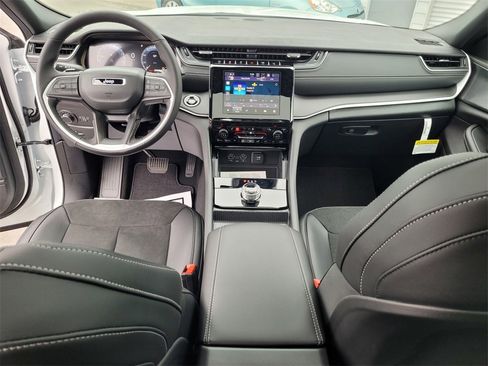 New 2025 Jeep Grand Cherokee L Altitude image 14