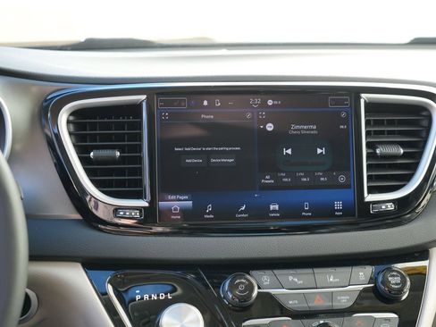 Used 2024 Chrysler Pacifica Touring-L image 21