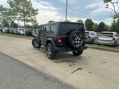 Used 2024 Jeep Wrangler Unlimited w/ Convenience Group AWD/4WD image 4
