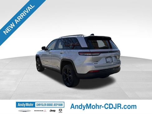 Used 2025 Jeep Grand Cherokee Limited w/ Luxury Tech Group II AWD/4WD image 5
