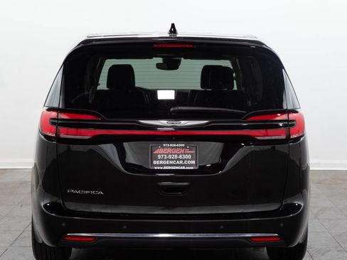 Used 2024 Chrysler Pacifica Touring-L FWD image 12