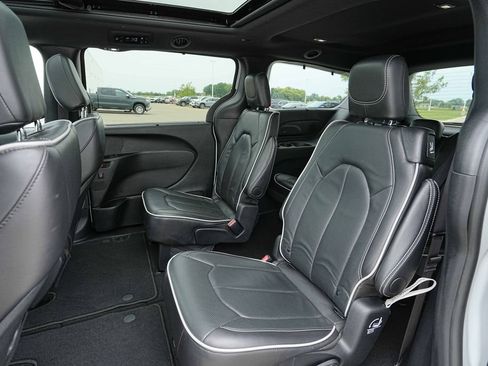 Used 2025 Chrysler Pacifica Limited FWD image 19