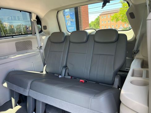 Used 2009 Chrysler Town & Country Touring FWD image 28