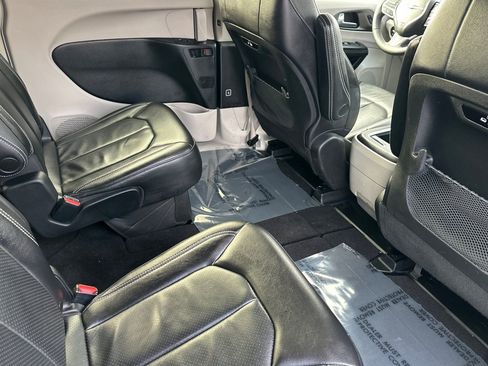 Used 2022 Chrysler Pacifica Touring-L image 20