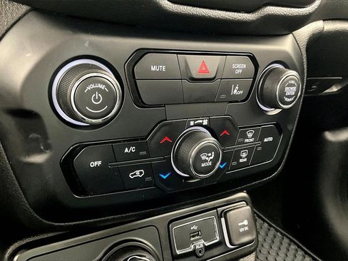 Used 2023 Jeep Renegade Limited image 31