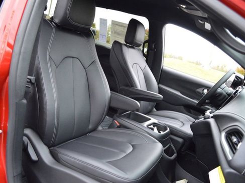 New 2026 Chrysler Pacifica Select image 28