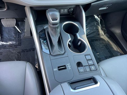 Used 2023 Toyota Highlander XLE FWD image 32