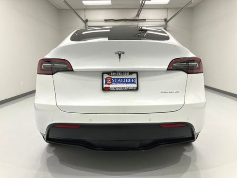 Used 2022 Tesla Model Y Long Range image 11