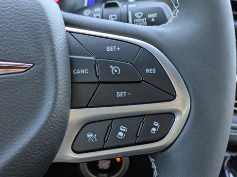 Used 2026 Chrysler Pacifica Select image 31