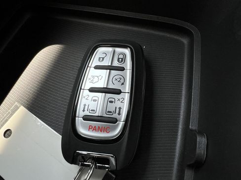 New 2025 Chrysler Pacifica Select w/ Uconnect Theater Family Group image 31