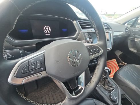 Used 2022 Volkswagen Tiguan SE w/ Panoramic Sunroof Package AWD/4WD image 7