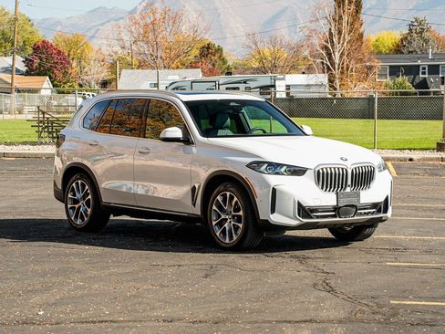 Used 2025 BMW X5 xDrive50e image 3