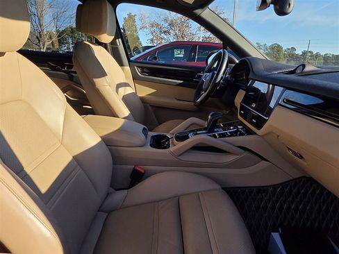 Used 2023 Porsche Cayenne image 7