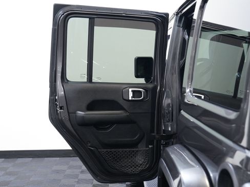 Used 2018 Jeep Wrangler Unlimited Sahara w/ Safety Group AWD/4WD image 24