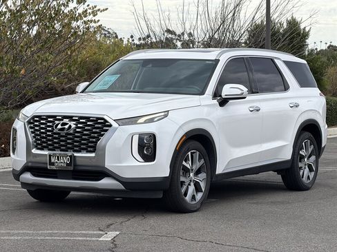 Used 2020 Hyundai Palisade SEL w/ Premium Package FWD image 2