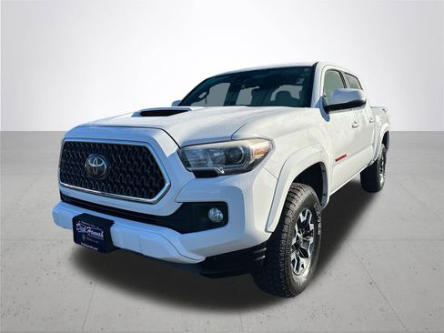 Used 2019 Toyota Tacoma TRD Sport image 2