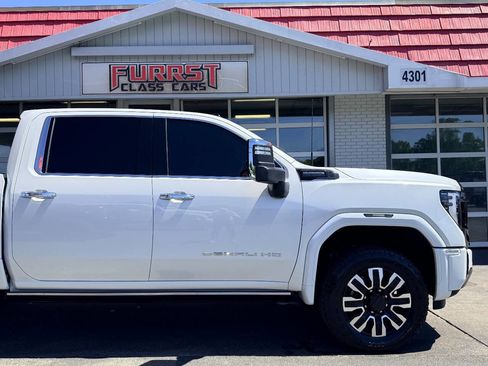 Used 2025 GMC Sierra 2500 Denali Ultimate image 12