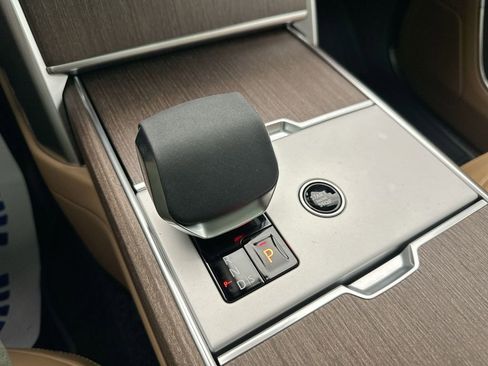 Used 2025 Land Rover Range Rover SE image 9