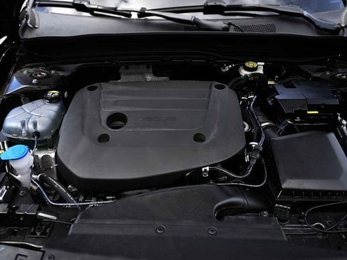 Used 2025 Volvo XC40 B5 Plus image 29