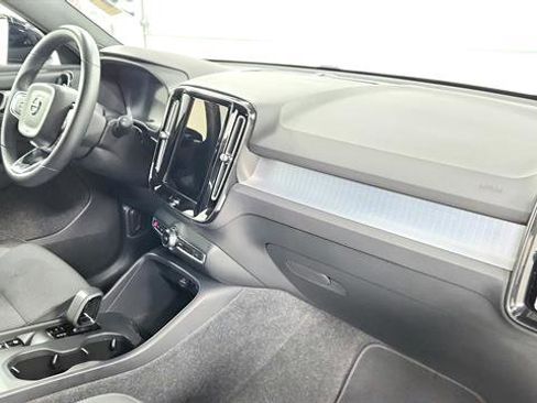 Used 2024 Volvo XC40 B5 Core image 25